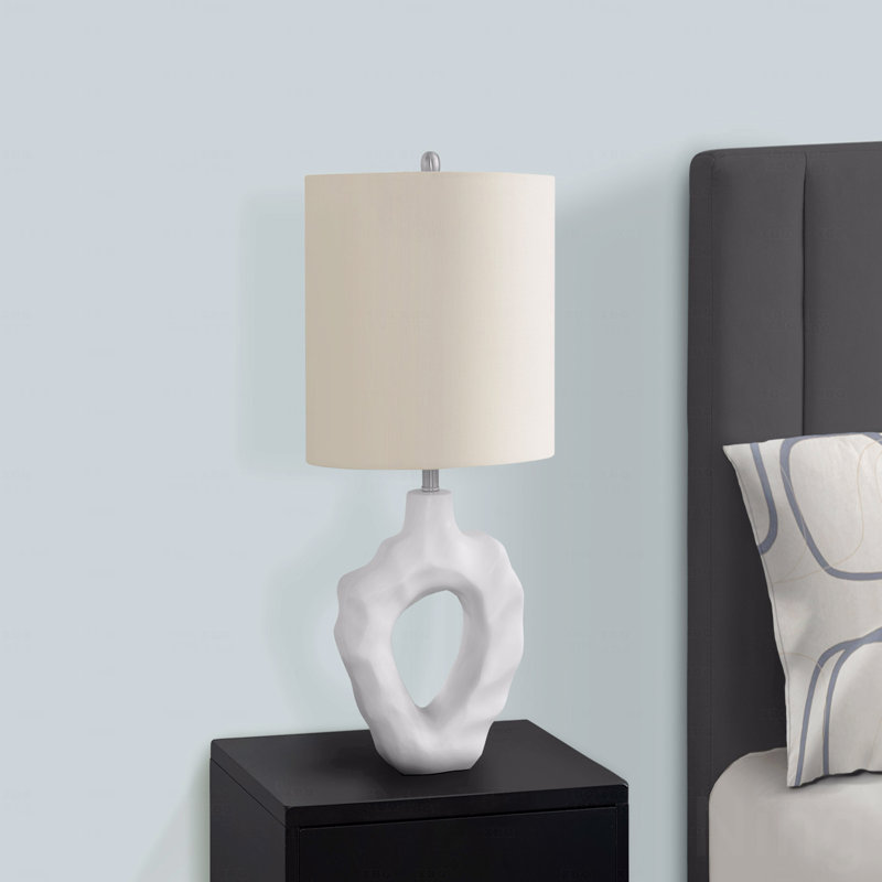 Lampe de table - H 25 po, en résine crème, ivoire et abat-jour crème