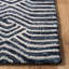 Tapis géométrique en laine / coton touffeté à la main bleu foncé / ivoire Emmett-841841642