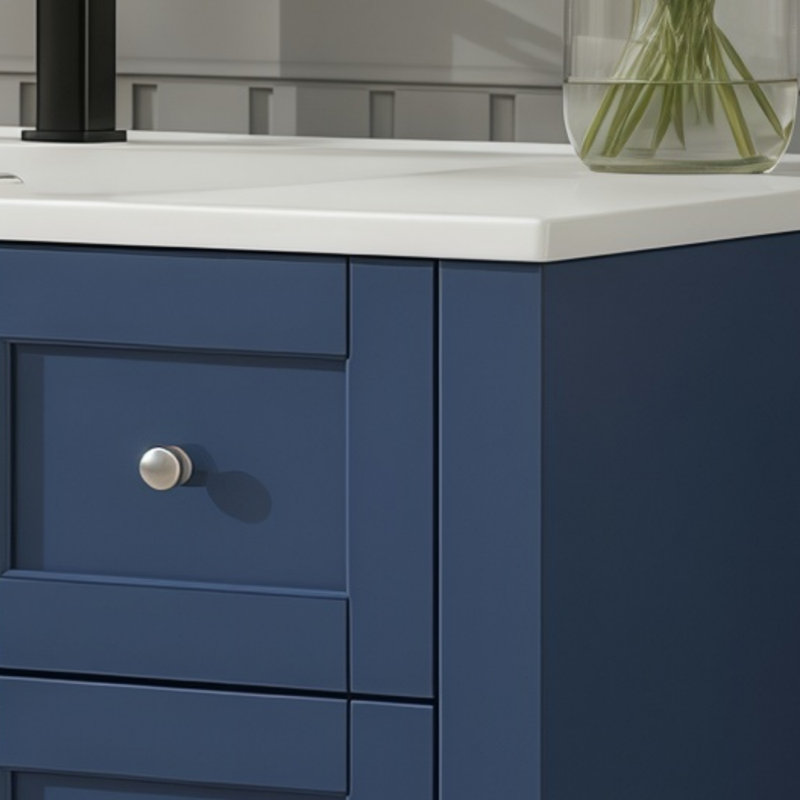 Ce meuble-lavabo bleu d'inspiration Louvre comprend un lavabo, une structure en bois massif, une finition laquée, trois tiroirs et un lavabo en céramique intégré - un mélange parfait de style et de fonctionnalité.