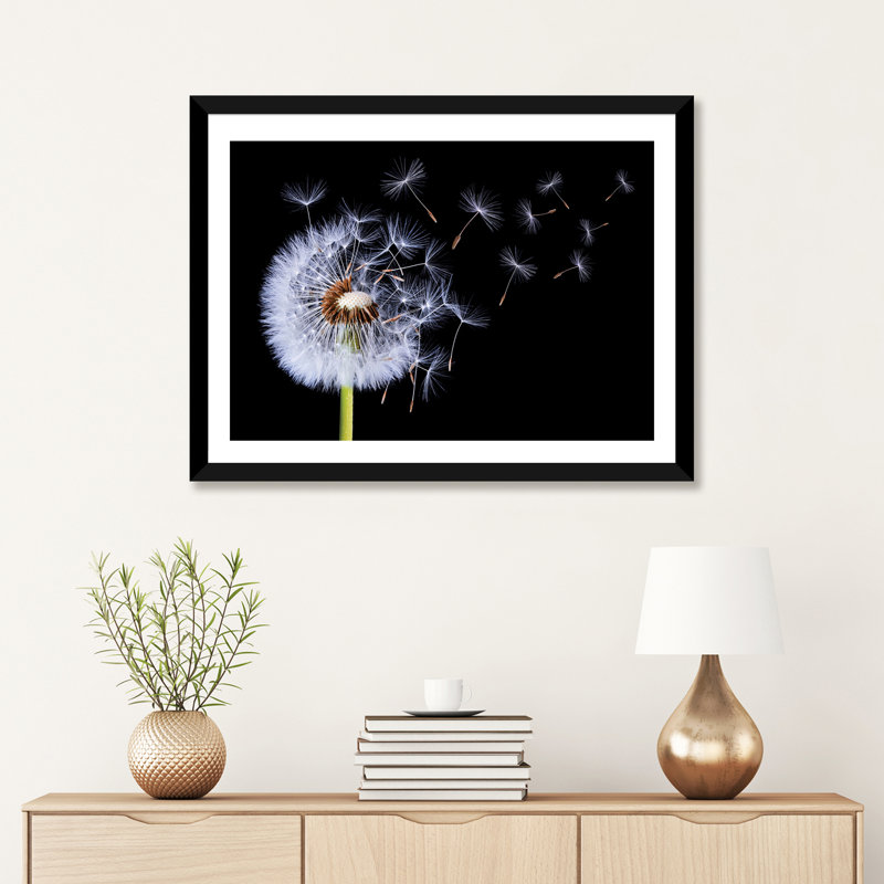 «Dandelion Blowing I» par Bess Hamiti - reproduction de photo, H 24 po x l 32 po x P 1 po, Papier encadré noir