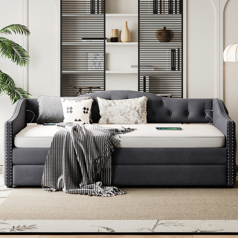 Lit de jour simple gris avec couchette et fonction de charge, structure en bois, tissu de velours, accoudoirs ondulés de style Mid-Century, chambre à coucher revêtue de velours, pour plus d'espace de couchage, design,