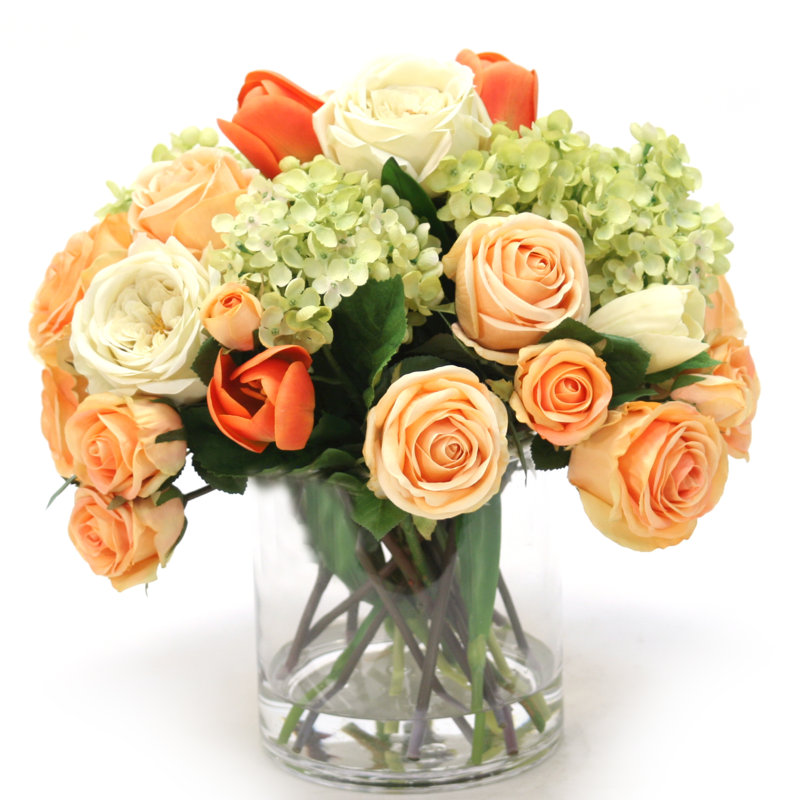 Mélange de tulipes, de roses et d’hortensias dans un cylindre de verre-aigre-doux et crème