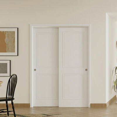 Porte coulissante double à 2 panneaux coulissants à dérivation blanche de style Shaker avec quincaillerie en aluminium silencieuse (finition grain de bois léger)