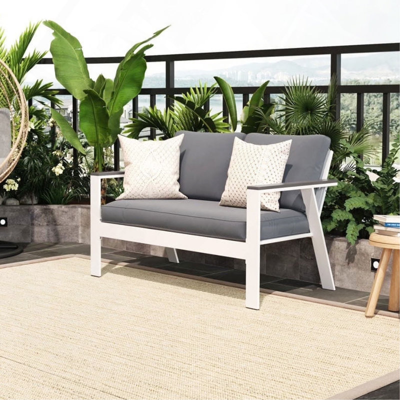 Causeuse de terrasse 52,95 po en aluminium toutes saisons avec accoudoirs en bois et dossier incliné - blanc et gris clair
