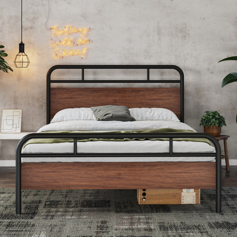 Base de lit plateforme en métal Milligan avec tête et pied de lit en bois, Grand, Noyer