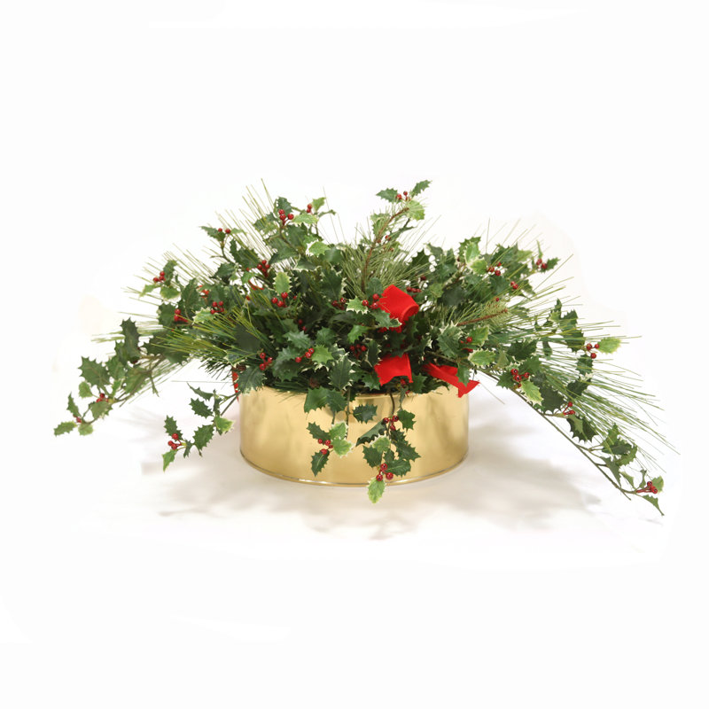 Mélange de pin et d'arrangements floraux de houx en pot