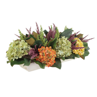 Arrangement floral d'automne avec hortensias et feuilles de magnolia