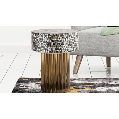 Table de bout moderne et contemporaine avec plateau en nacre et base en acier inoxydable: mélange de luxe