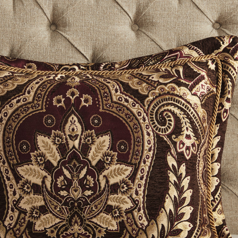 Édredon 4 pièces très grand. Inspiré. Tissu chenille. Comprend un édredon, des taies décoratives et une jupe de lit. Fermeture à glissière cachée. Look satiné élégant. . Conception importée. Délicat.