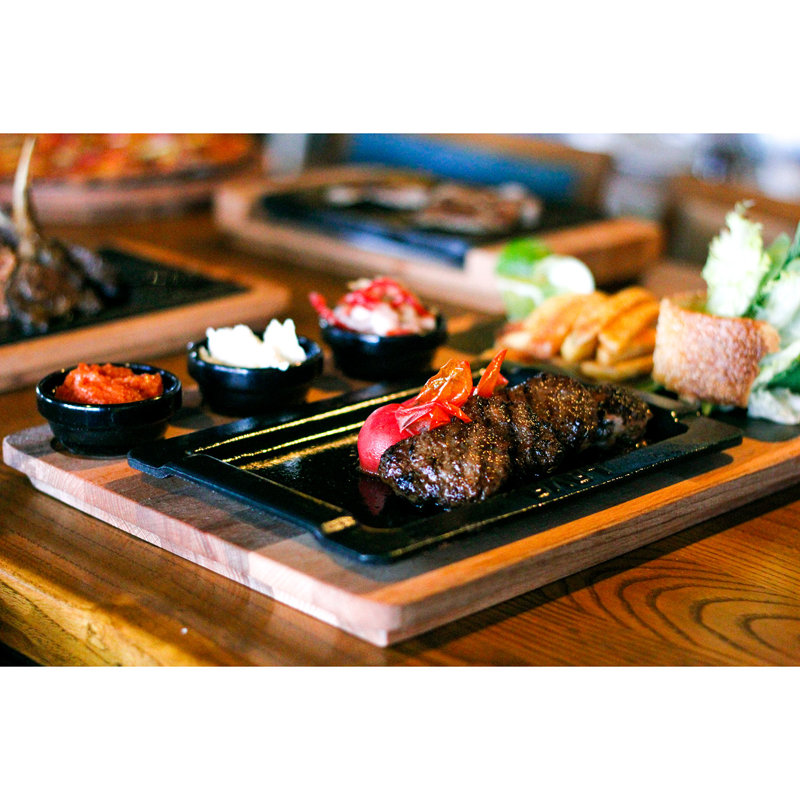 Plat de service rectangulaire en fonte émaillé 8 po x 11 po avec plateau de service en bois de hêtre Lava