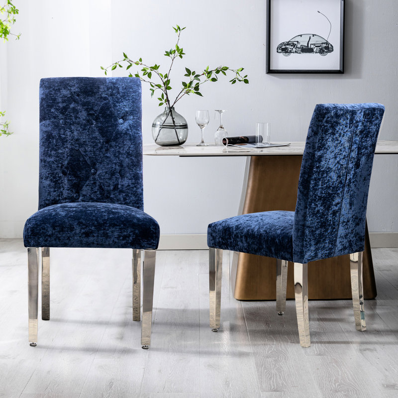 Deux chaises de salle à manger recouvertes de chenille bleue, structure en bois massif et capitonnage à boutons - Soutien ergonomique de luxe