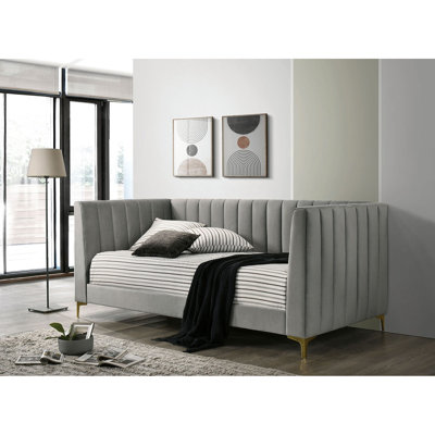 Lit de jour de style contemporain avec siège d'inspiration tuxedo et pieds en métal doré touffetés gris clair