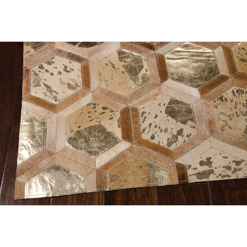 Tapis doré en cuir de vache fabriqué à la main Staple Hill, Rectangle 8 pi x 10 pi