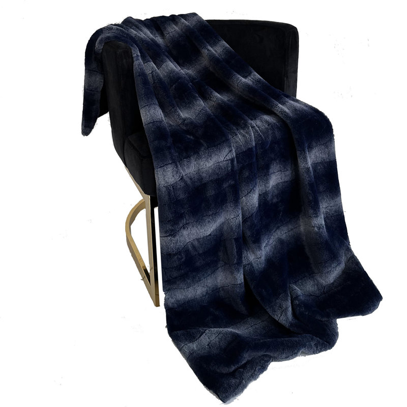 Couverture en fausse fourrure Furever, L 96 po x L 110 po, Bleu/Gris