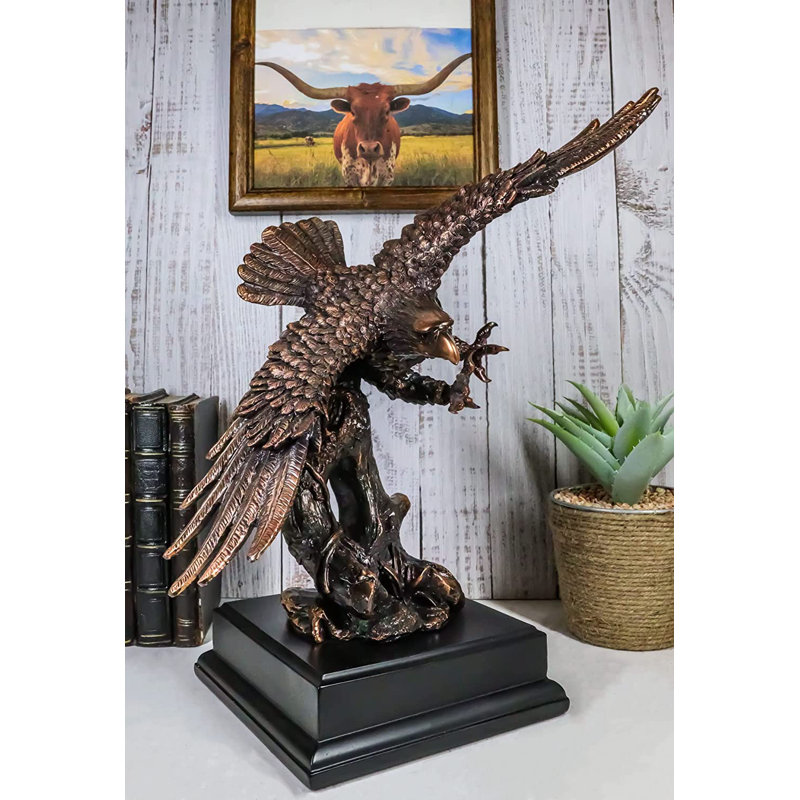 Figurine Bellandra chauve avec ailes ouvertes au-dessus d'une cime d'arbre