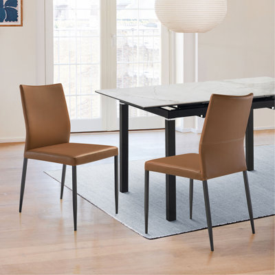 Chaise de salle à manger rembourrée en similicuir brun avec pieds en métal noir - ensemble de 2