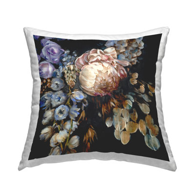 Design de coussin décoratif traditionnel avec arrangement floral foncé par Liz Jardine