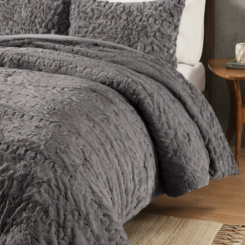 Édredon en fourrure grise avec 2 taies décoratives pour une chambre paisible