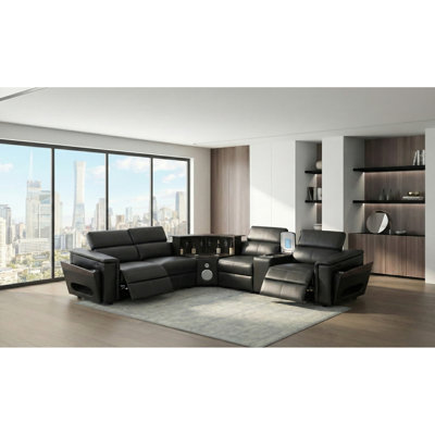 Canapé d'angle contemporain noir en forme de L avec 2 prises électriques, appuie-têtes réglables manuellement, chargement sans fil, ports, système audio, barre de son rétroéclairée par DEL, espaces de rangement, rangement dans les accoudoirs et option de lecture ou de congélation.