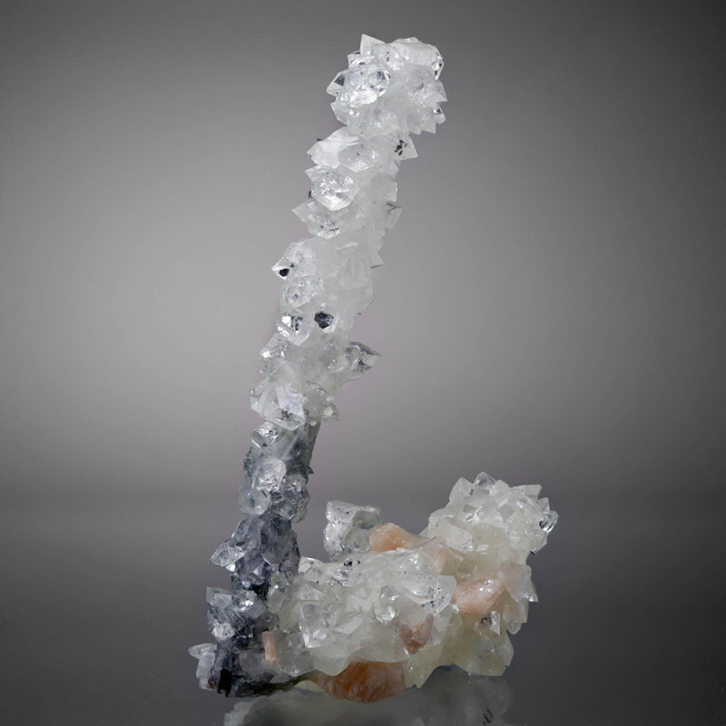 Apophyllite «Lollipop» avec calcite sur stalactite agate