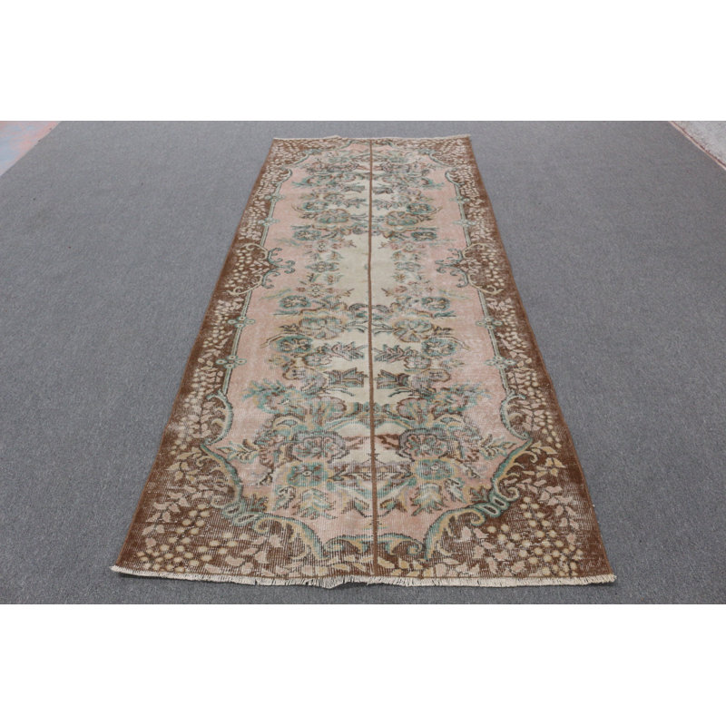 Tapis turc rétro avec des nuances brunes pour une chambre confortable ou un salon accueillant