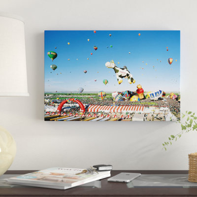 «Hot Air Balloon Aloft at the Albuquerque International Balloon Festival, Albuquerque, New Mexico», reproduction de photo sur toile