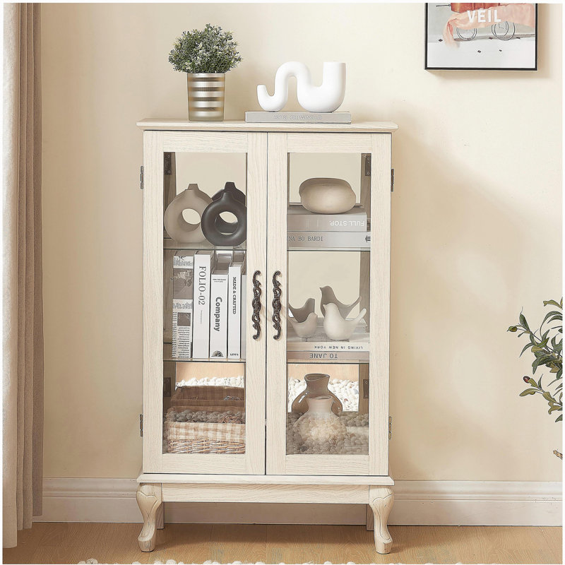 Élégante armoire vitrée avec portes en verre trempé, lumière DEL, panneau arrière en miroir et tablettes réglables - rangement parfait pour la maison et le bureau