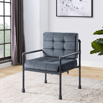 Chaise d'appoint grise avec siège à dossier et lignes de style industriel avec conduites d'eau en tissu d'ameublement en velours