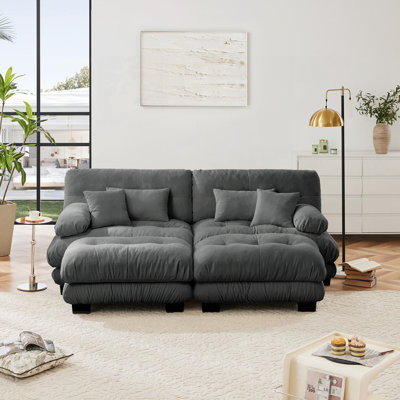 Canapé confortable en chenille avec plusieurs coussins et repose-pieds pour le salon