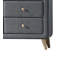 Commode en tissu Valda avec six tiroirs spacieux et un élégant revêtement gris clair, parfait pour les chambres modernes