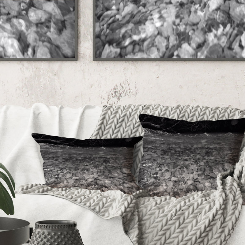River and Gray Stones - Coussin décoratif imprimé traditionnel 1