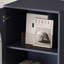 Grande armoire de présentation de 62,99 po avec porte en verre trempé, deux tiroirs et une tablette ajustable, solutions de rangement spacieuses, pour le salon, la chambre à coucher, la cuisine et le bureau, bleu foncé-14309090