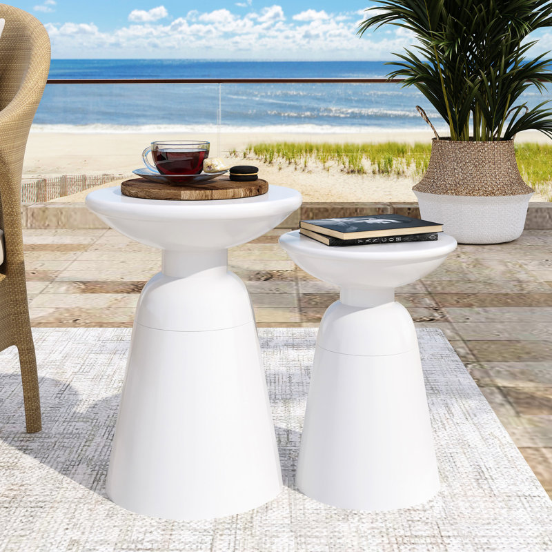 Paire de tables de bout à la mode en métal blanc, avec structure en fer durable et piédestal attrayant pour le rangement dans le vestibule Élégant 2 tables en blanc, construction charmante base de bureau