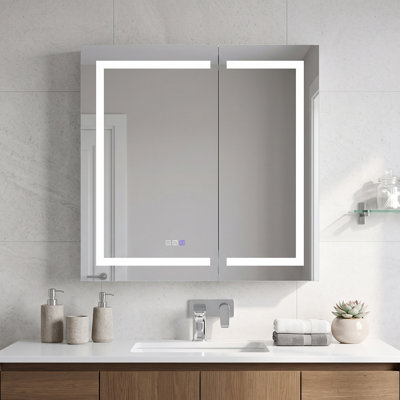 Armoire à pharmacie DEL carrée sans cadre avec grossissement 5 fois l 36 po x H 36 po. Cette armoire en aluminium anodisé comprend 3 modes d'éclairage avancés avec technologie anti-buée intégrée et deux prises de courant intégrées pour la salle de bain.