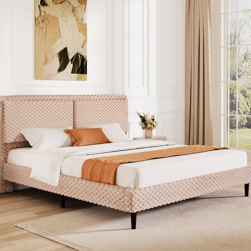 Très grand lit brun clair dans la chambre à coucher avec revêtement en peau pour immersion, double soutien, structure en bois massif et lit de conception moderne, confort de la peau, détente confortable, structure simple