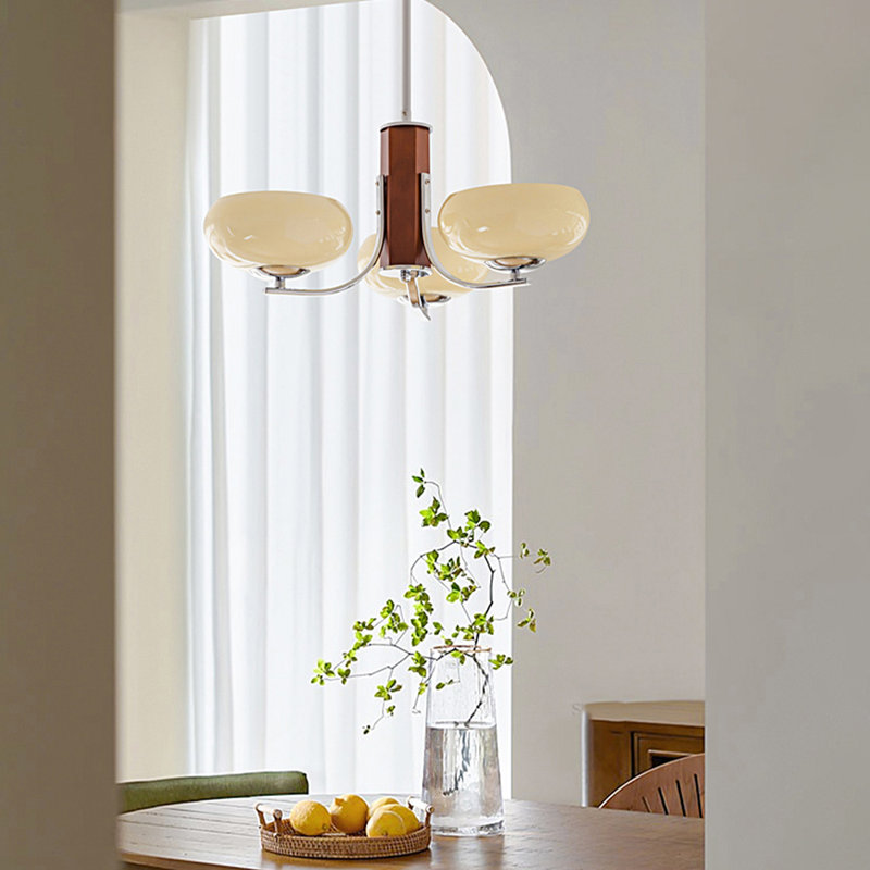 Lustre classique à 3 globes avec détails en chrome et en bois