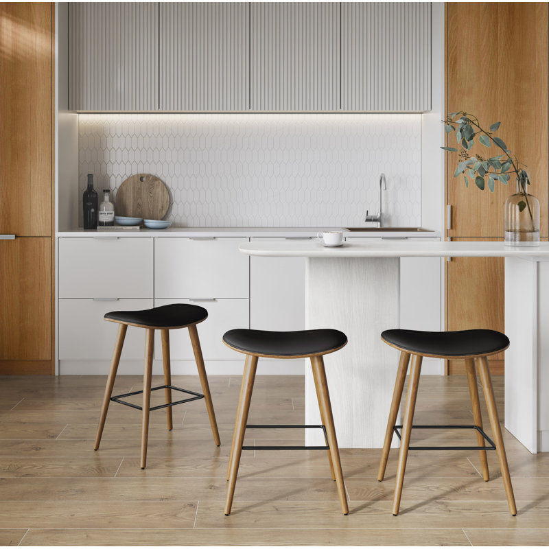 Tabouret de comptoir 25 po Cabott, Similicuir noir, Walnut Wood/Black Metal