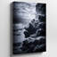 Toile, un ciel monochromatique dramatique rempli de nuages tourbillonnants et tourbillonnants mettant en vedette un art mural, une gamme de gris profonds et de noirs-547017074