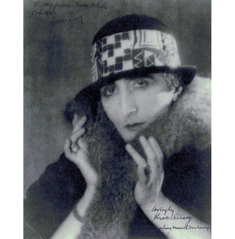 Rrose Selavy alias Marcel Duchamp, H 24 po x l 19 po