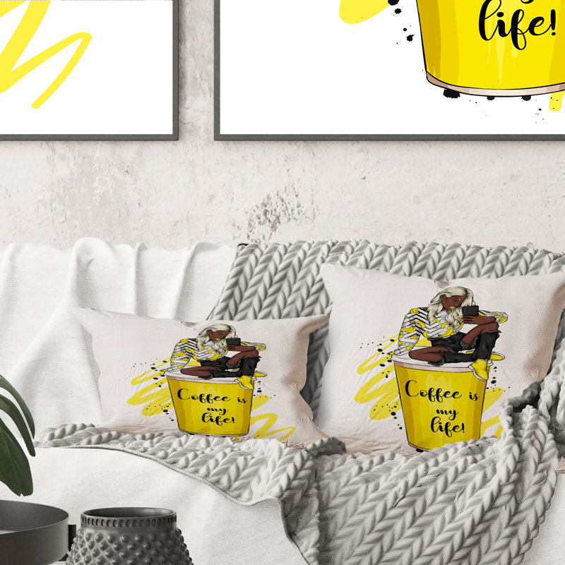 Fille afro-américaine sur une tasse à café jaune - Coussin décoratif imprimé moderne