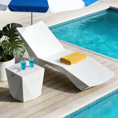 Assemble-Free Outdoor Side Table,Quick Assembly S-shaped Pool Lounger,Waterproof Plastic Pool End Table with 2 Cup Holders and 1 Tablet Holder, Essential for Outdoor Relaxation