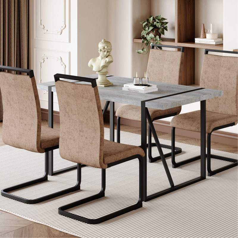Table de salle à manger chic avec motif en marbre gris: table, structure en métal et 4 pieds en tissu brun pour une table avant-gardiste: ambiance texturée