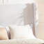 Cadre de lit élégant avec tête de lit haute et revêtement en métal robuste pour un sommeil confortable