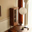 Brun massif + bois manufacturé + vitrines
