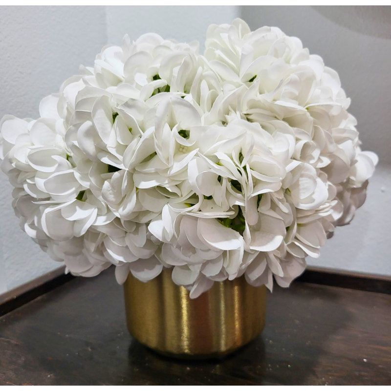 Arrangement réel d'hortensias dans un vase