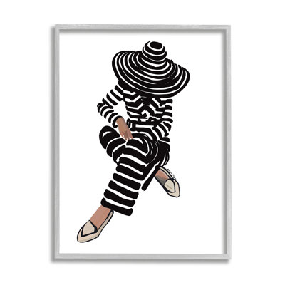 «Stripes Pattern Woman Sitting Fashion Portrait» par Amelia Noyes - cadre photo, impression sur bois