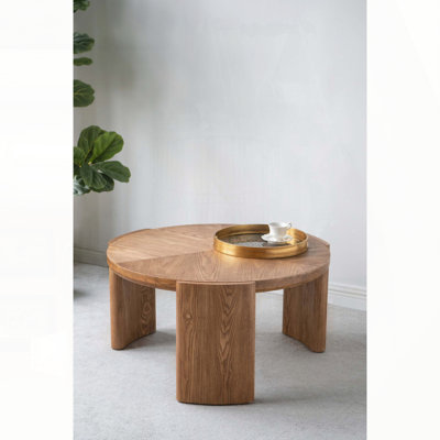 Table basse ronde D32 x 16,5 avec pieds incurvés et placage de frêne brun chaud, parfaite pour les intérieurs modernes et classiques.
