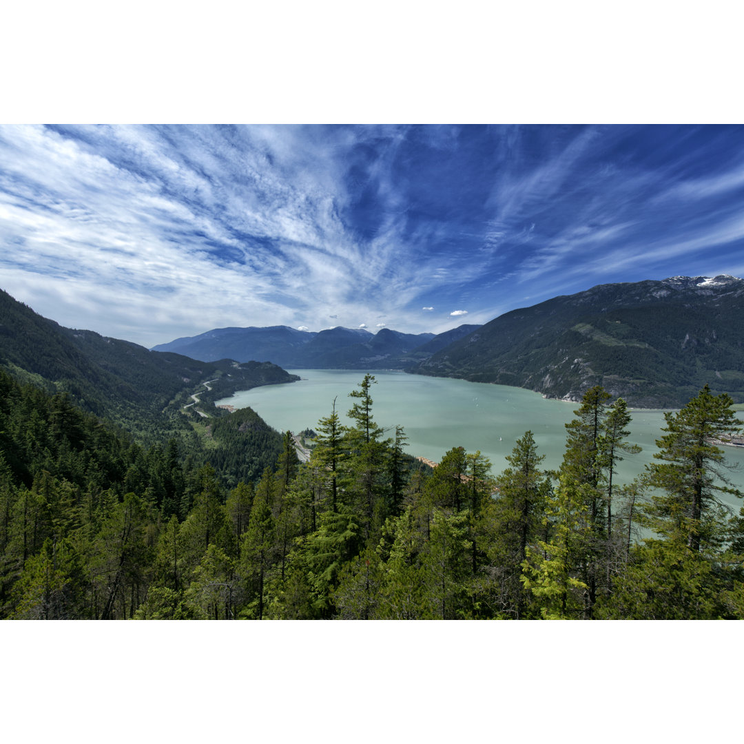 Meer-Gipfel-Blick von oben im Sommer von LeonU - Leinwandbild