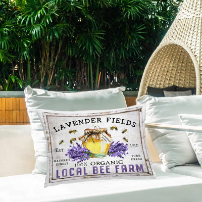 Coussin d'extérieur imprimé lavande Fields Bee Farm par Creatif Belle
