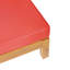 Banc d'angle gauche rouge en bois avec coussins d'eau pour une salle de bricolage attrayante dans un cadre relaxant dans la forêt tropicale